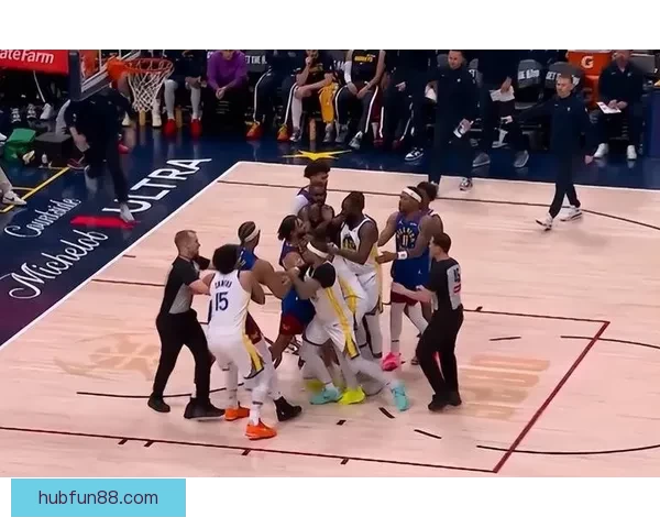 勇士掘金激烈冲突三人被吹技术犯规 小佩顿撞倒对手遭遇一级恶犯